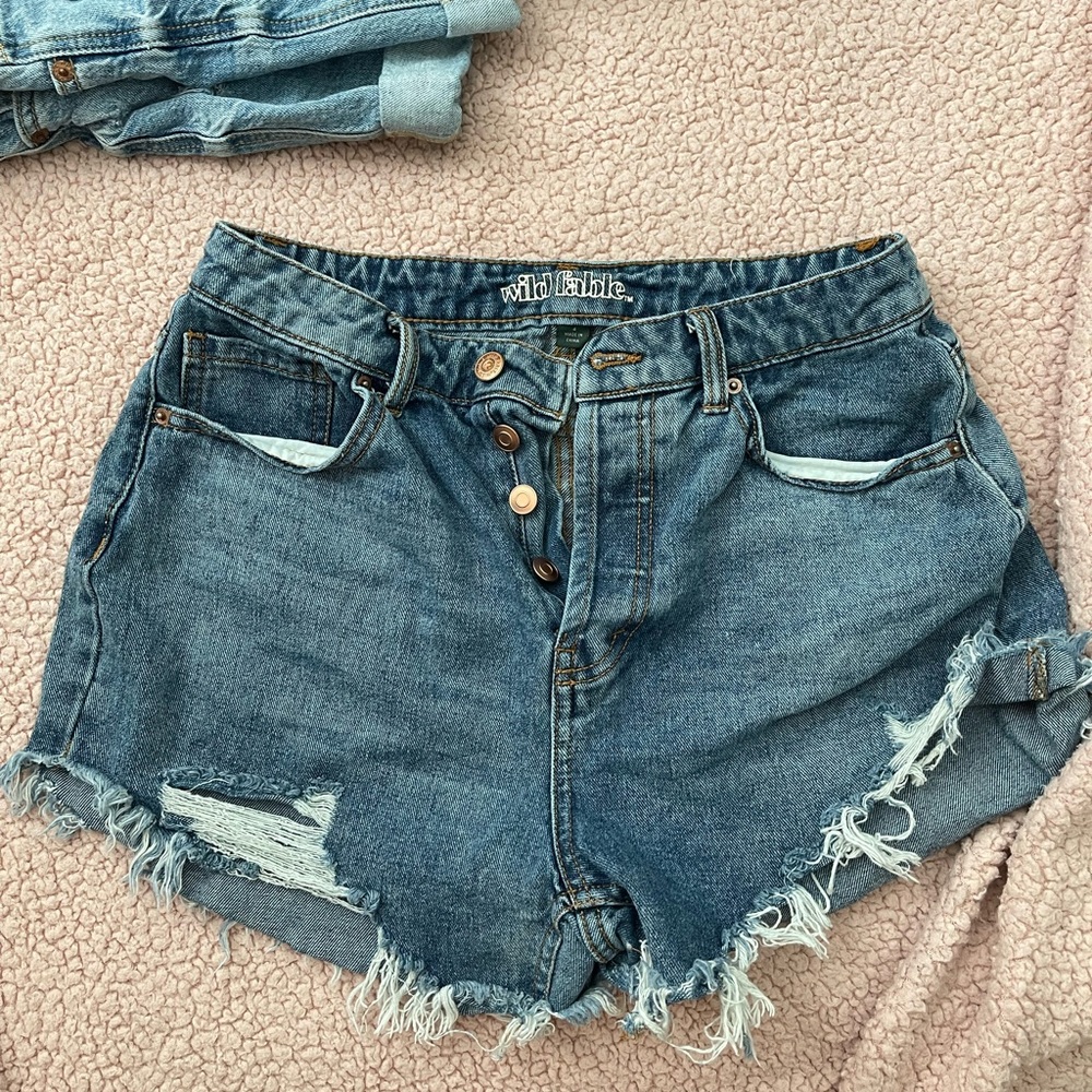 WILDFABLE SIZE 4 RIPPED JEAN SHORTS